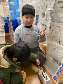 LINE_ALBUM_新聞紙迷路_250302_2_コピー